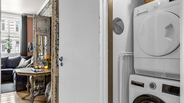 Praktisk rom med opplegg og plass for vaskemaskin samt plass til å henge fra seg yttertøy da rommet er lokalisert i tilknytning til entreen.