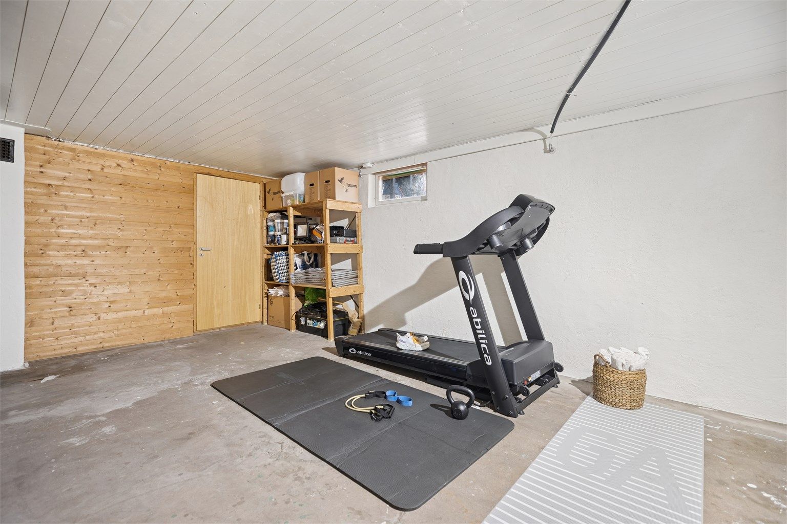 I boligens kjeller finner du en disponibelt rom med god plass til det du måtte ønske - enten det er treningsrom, vinkjeller eller oppbevaring. 
