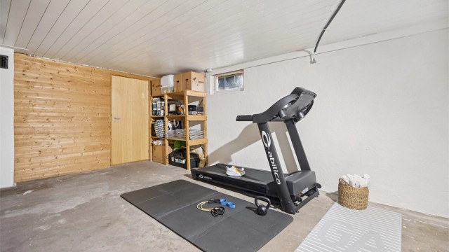 I boligens kjeller finner du en disponibelt rom med god plass til det du måtte ønske - enten det er treningsrom, vinkjeller eller oppbevaring.