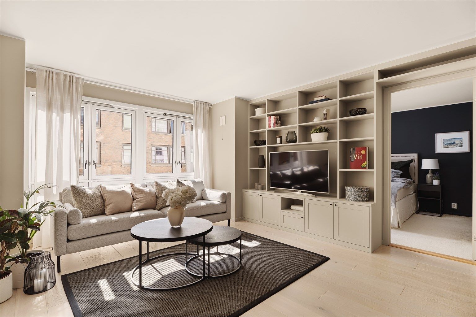 Denne leiligheten har en attraktiv beliggenhet på Frogner, med store vindusflater som slipper inn rikelig med naturlig lys til leiligheten. 