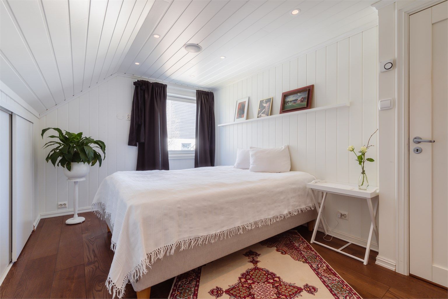 Andre etasje inneholder totalt tre soverom. Også her er det parkett på gulv med varmekabler.