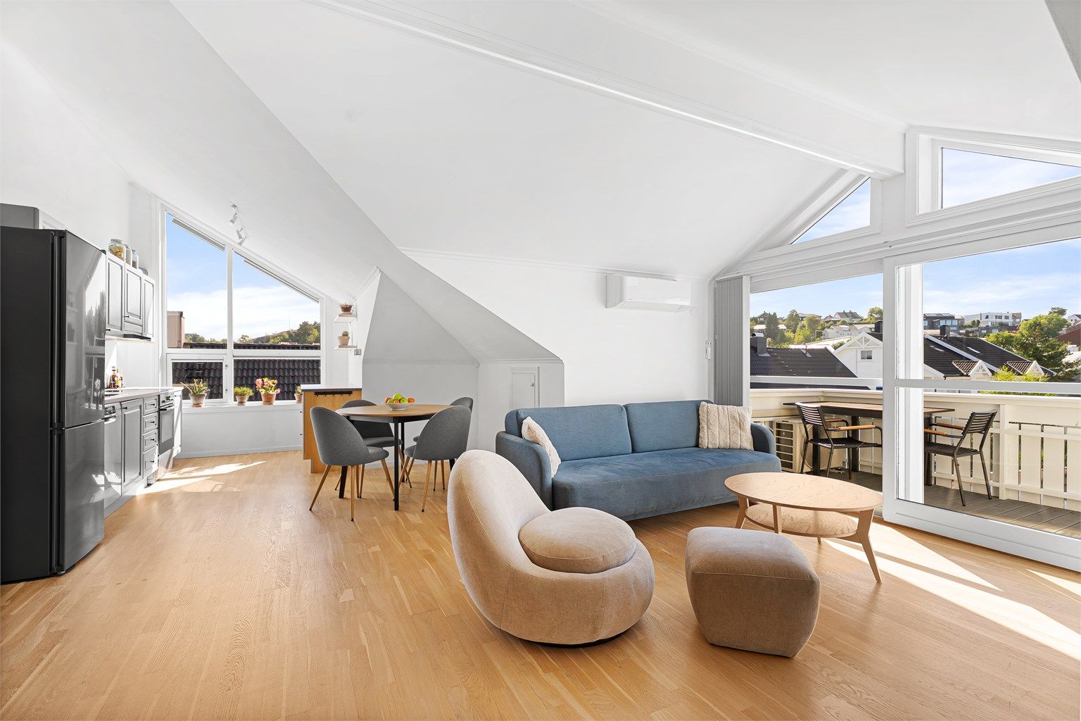 Krogsveen v/Azra Hadzic har gleden av å presentere Marviksveien 40 - en innbydende 2-roms toppleilighet med to parkeringsplasser, sentral beliggenhet og solrik balkong! 