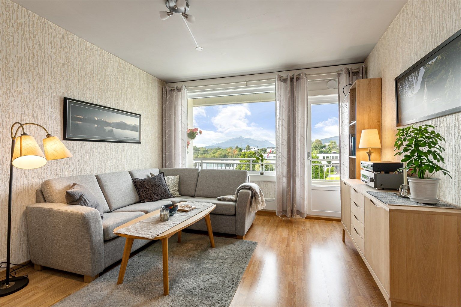 Det er utgang fra stue til sydvendt balkong på ca. 5 km