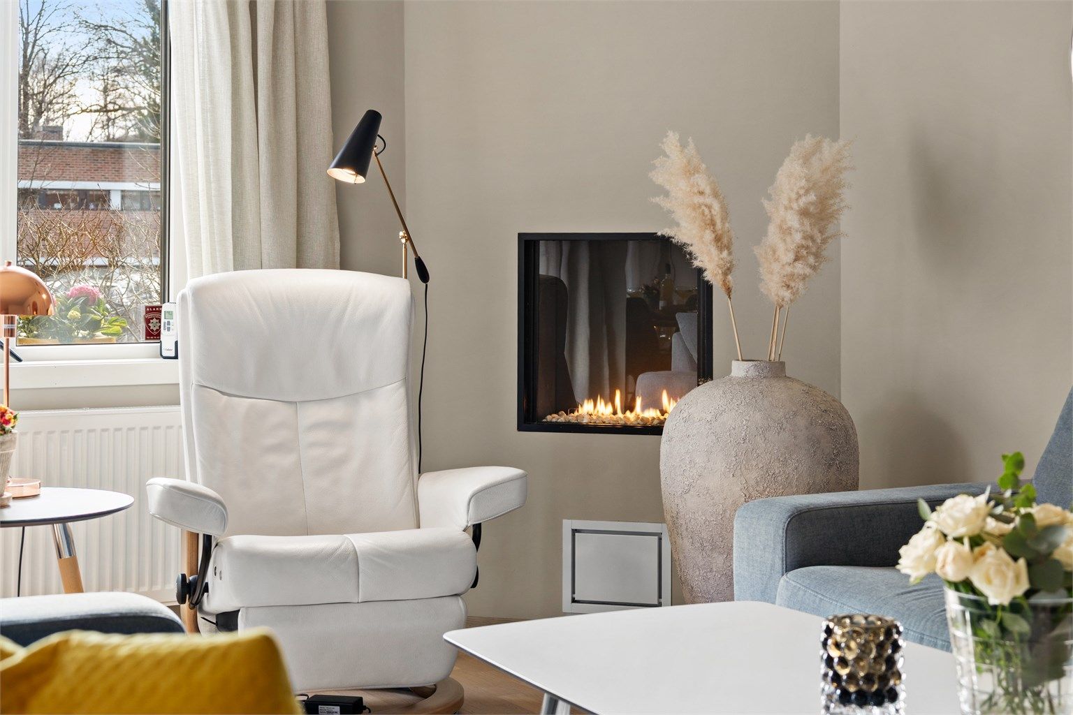 I stuen er det plass til sittegruppe og TV-område. Det er gasspeis i stuen for ekstra varme og hygge på kjølige dager. Med en åpen løsning mellom stue og kjøkken blir det enkelt å være sosial når man har besøk.