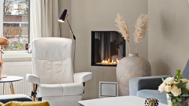 I stuen er det plass til sittegruppe og TV-område. Det er gasspeis i stuen for ekstra varme og hygge på kjølige dager. Med en åpen løsning mellom stue og kjøkken blir det enkelt å være sosial når man har besøk.