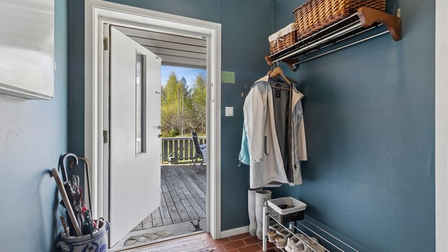 Romslig entré med slitesterkt og vedlikeholdsvennlig flisgulv.
