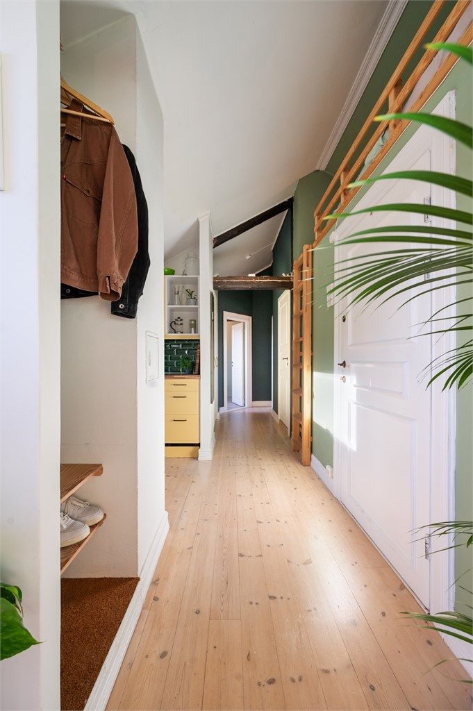 Entréen er innbydende og har en praktisk garderobeløsning for å henge fra seg yttertøyet.