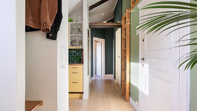 Entréen er innbydende og har en praktisk garderobeløsning for å henge fra seg yttertøyet.