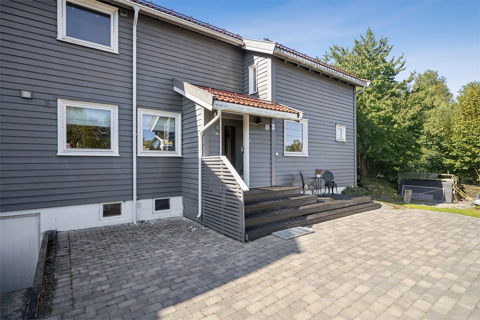 Flott, steinbelagt adkomstparti