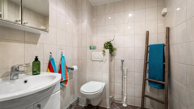 Det er er opplegg for både vaskemaskin og tørketrommel - det er også felles vaskekjeller i borettslaget