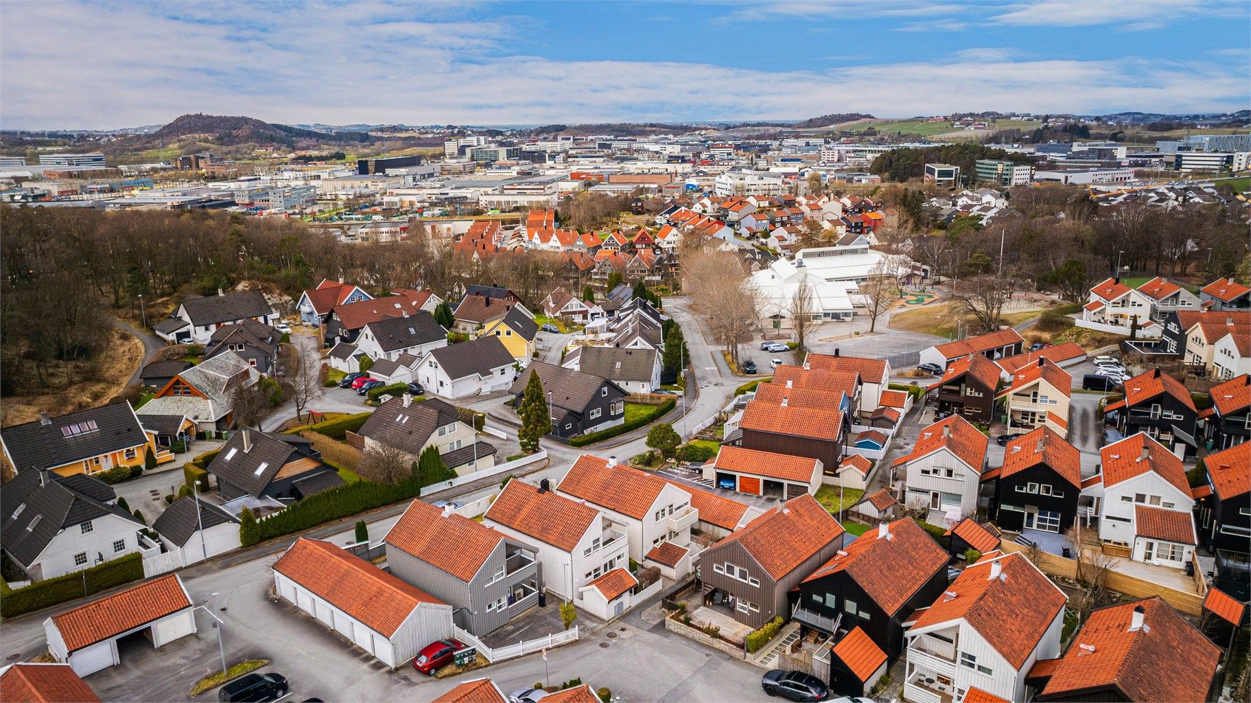 Smågamyrtunet 8, en innholdsrik enebolig med sentral beliggenhet på Godeset, like ved Gausel/Forus. Fra boligen er det kort gangavstand til barnehager, dagligvarebutikker, busstopp og arbeidsplassene på Forus og i Jåttåvågen m.m