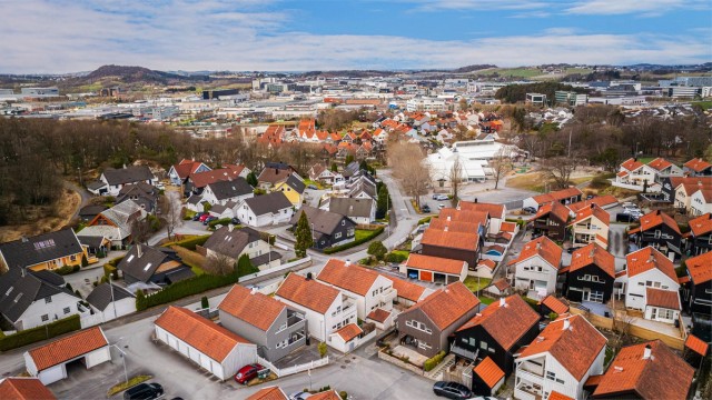 Smågamyrtunet 8, en innholdsrik enebolig med sentral beliggenhet på Godeset, like ved Gausel/Forus. Fra boligen er det kort gangavstand til barnehager, dagligvarebutikker, busstopp og arbeidsplassene på Forus og i Jåttåvågen m.m