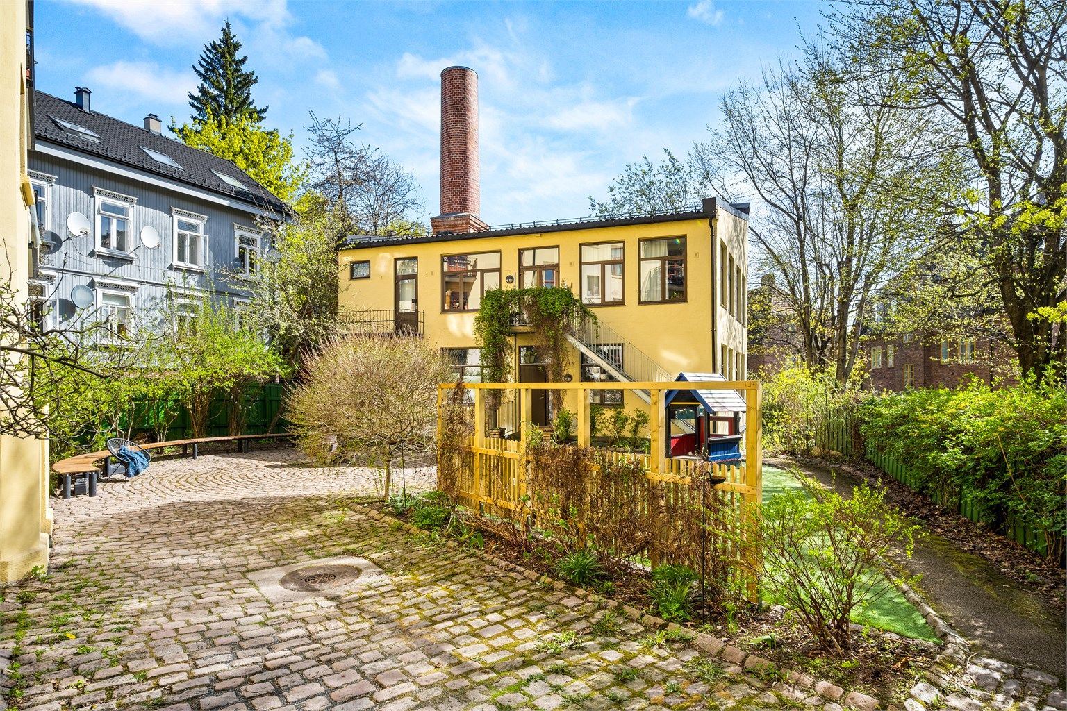 Fra leiligheten har du utsikt over den rolige og barnevennlige bakgården.