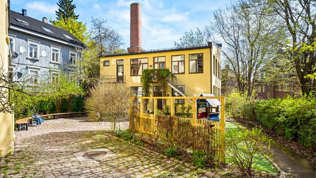 Fra leiligheten har du utsikt over den rolige og barnevennlige bakgården.