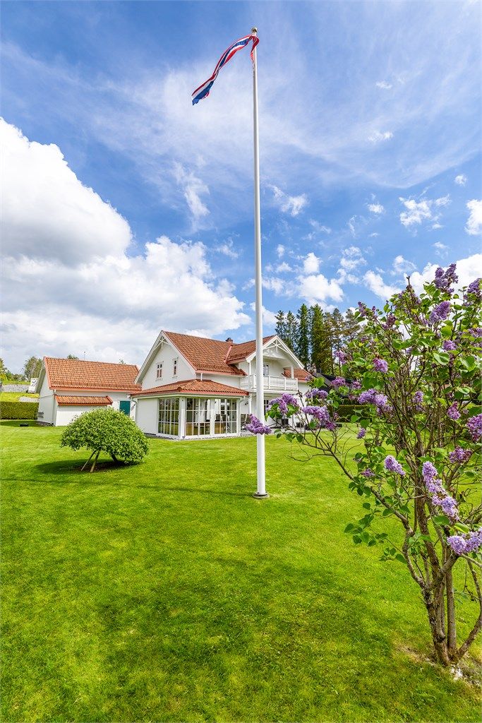 Eiendommen ligger i et rolig og etablert nabolag med villabebyggelse.