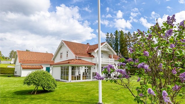 Eiendommen ligger i et rolig og etablert nabolag med villabebyggelse.
