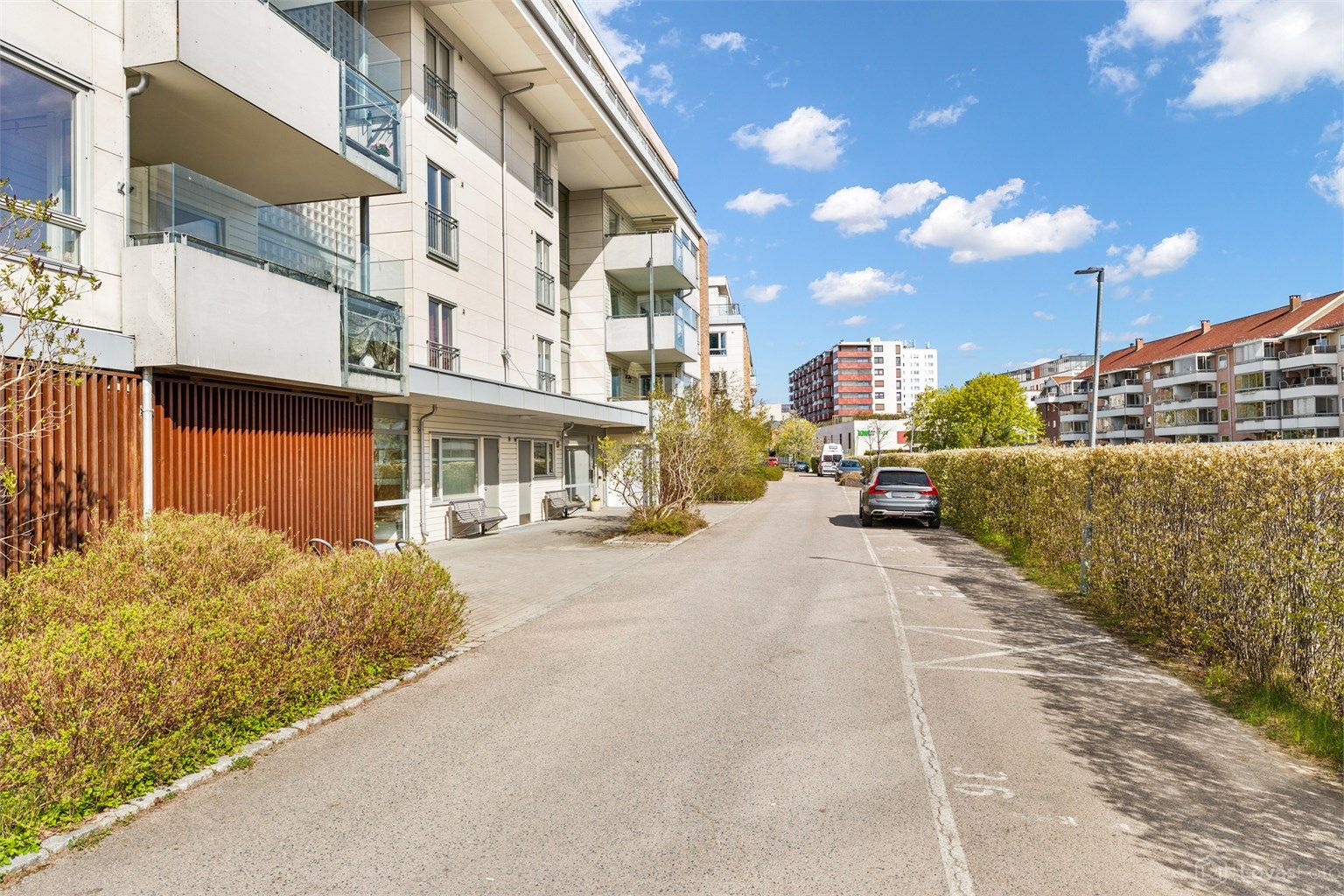 Det medfølger en fast parkeringsplass, merket med nr. 36, plassert umiddelbart utenfor blokkens hovedinngang. 