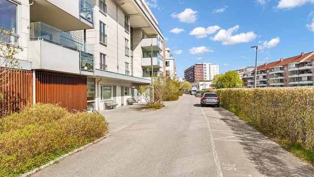 Det medfølger en fast parkeringsplass, merket med nr. 36, plassert umiddelbart utenfor blokkens hovedinngang.