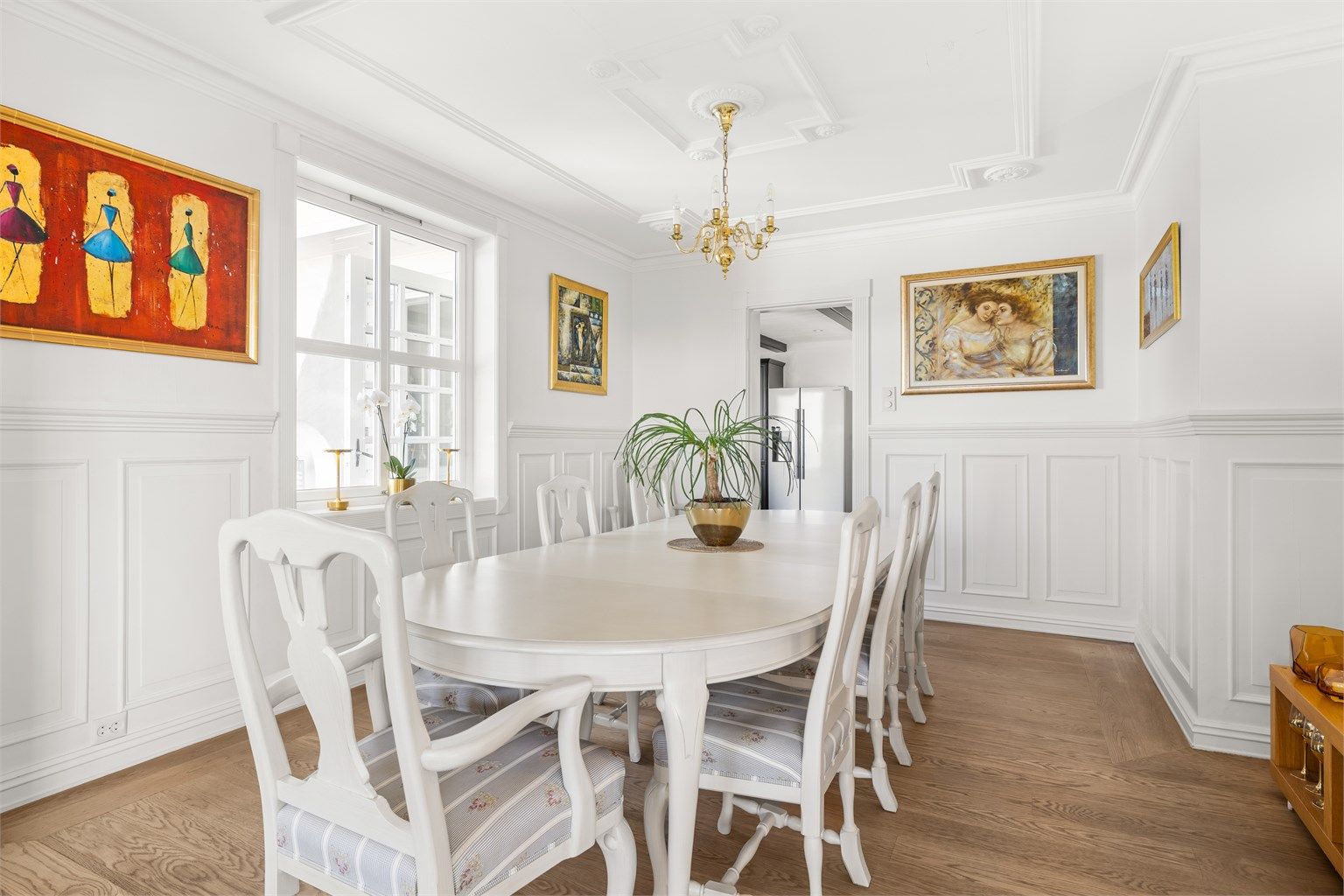 Profilert brystningspanel på vegger og stukkatur og rosett i himling