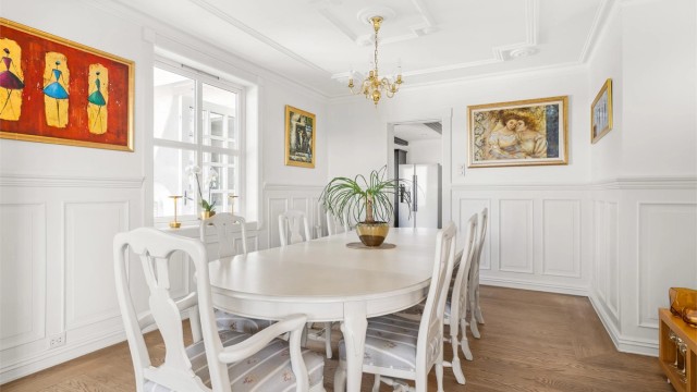 Profilert brystningspanel på vegger og stukkatur og rosett i himling