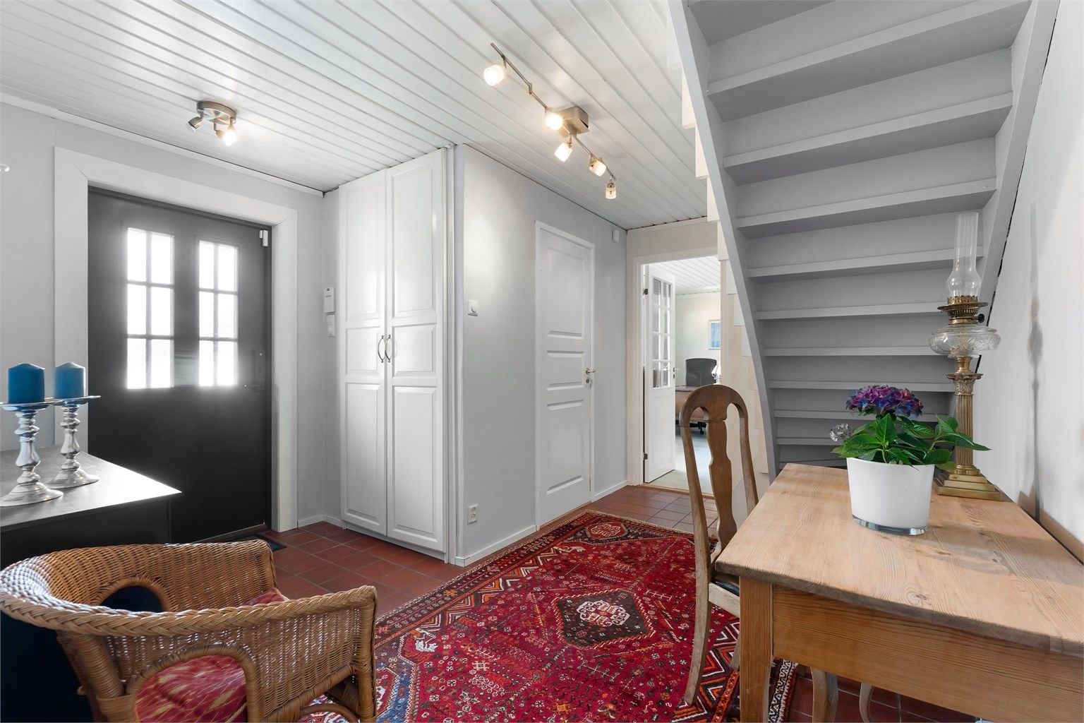 Romslig entré med god plass for yttertøy