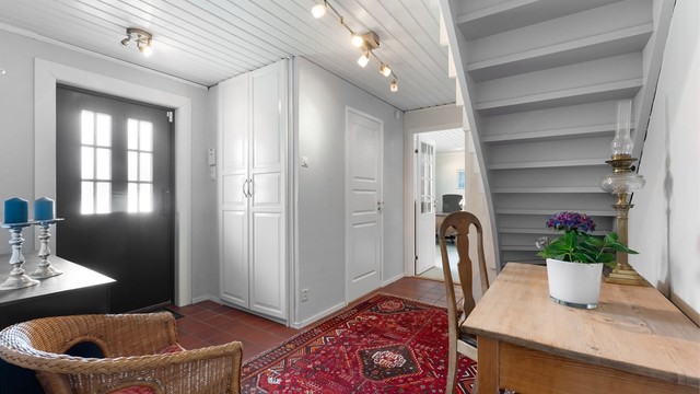 Romslig entré med god plass for yttertøy