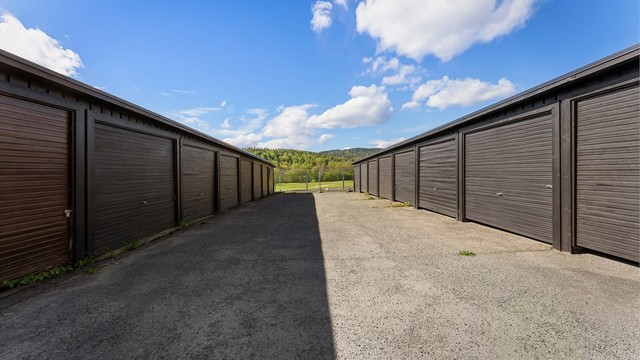 Til eiendommen hører det med en garasjeplass i felles anlegg.