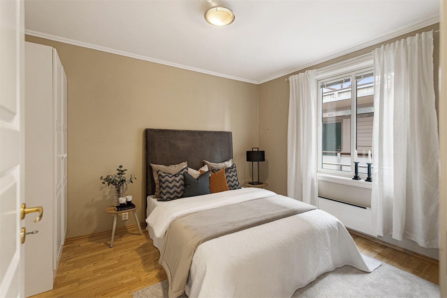 Pent hovedsoverom med garderobeskap og inngang til walk-in closet.