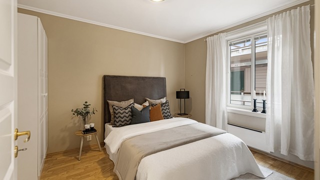 Pent hovedsoverom med garderobeskap og inngang til walk-in closet.