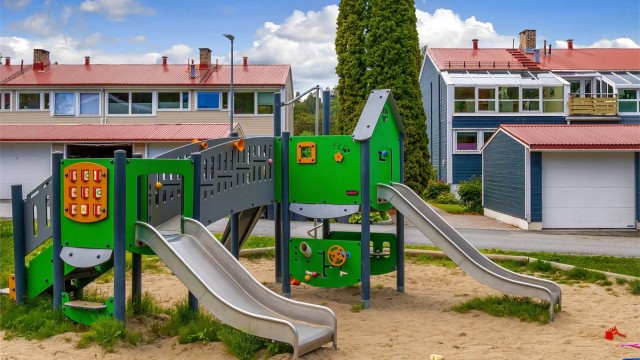 Boligen ligger i et barnevennlig og rolig boligtun med lekeplass like utenfor døren