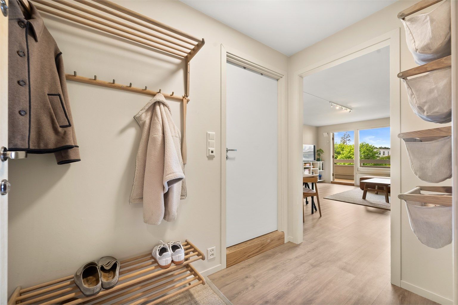 Velkommen inn. I entréen er det plass til oppheng av yttertøy samt et eventuelt skostativ.