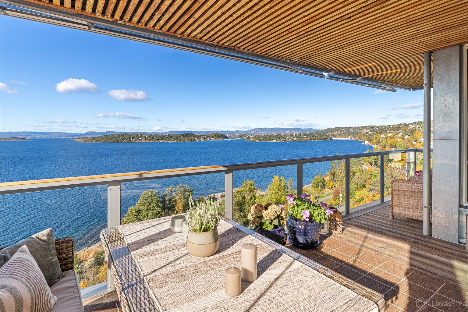 Vestvendt og overbygget terrasse på 17 kvm med en helt fantastisk utsikt