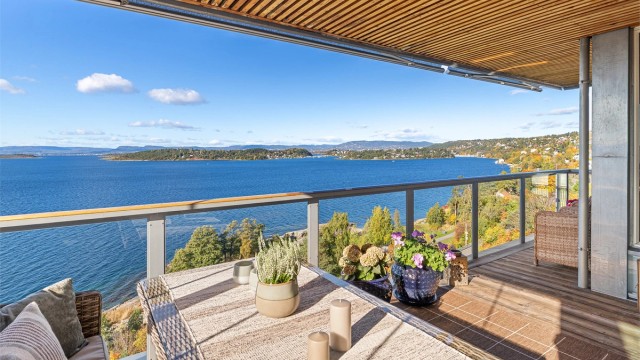 Vestvendt og overbygget terrasse på 17 kvm med en helt fantastisk utsikt