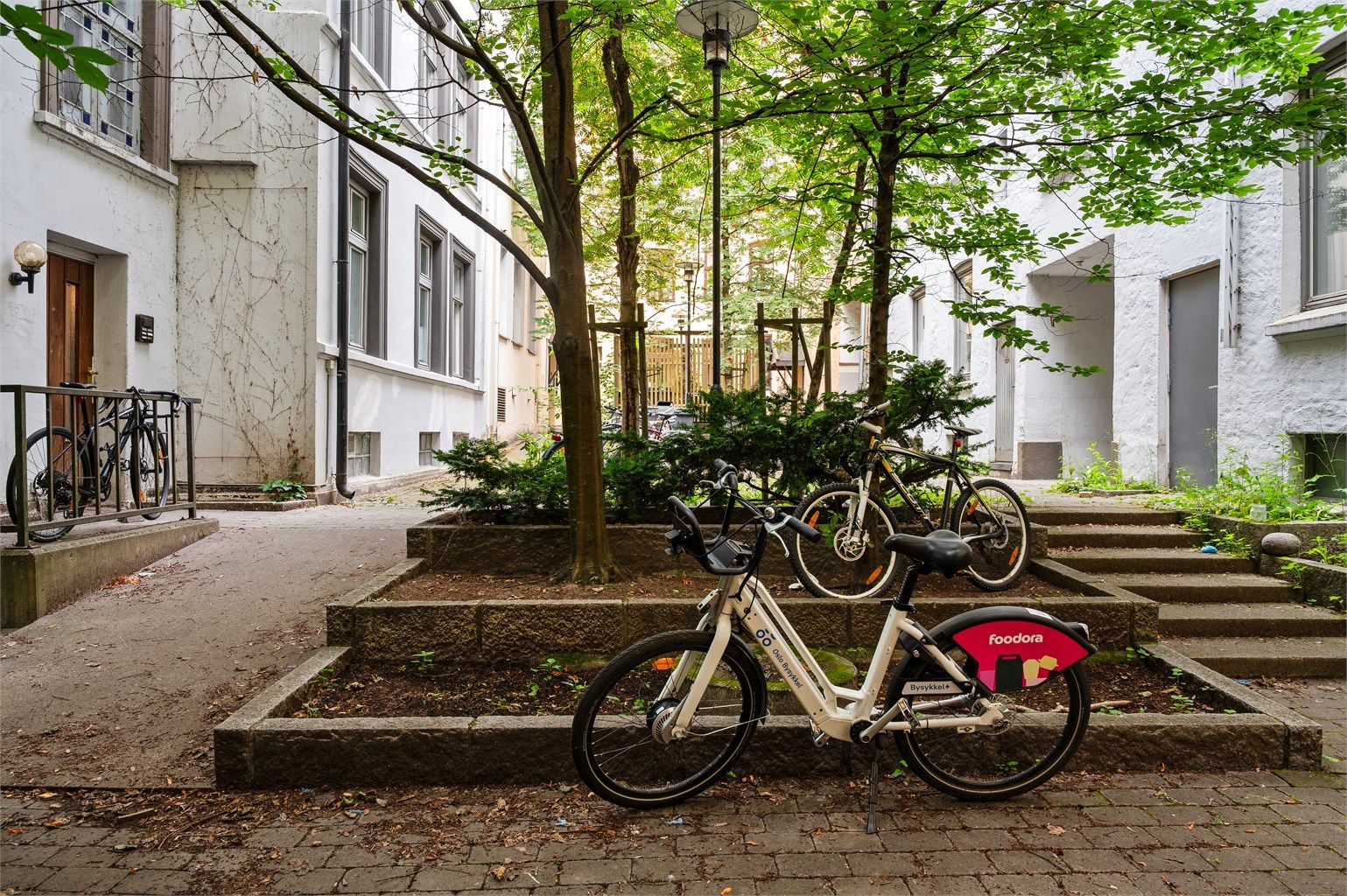 Leiligheten er en del av Sameiet Grønlandsleiret og har adkomst fra lukket gårdsrom.