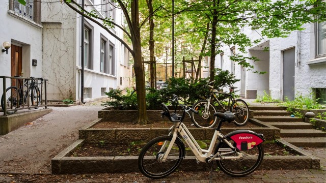 Leiligheten er en del av Sameiet Grønlandsleiret og har adkomst fra lukket gårdsrom.