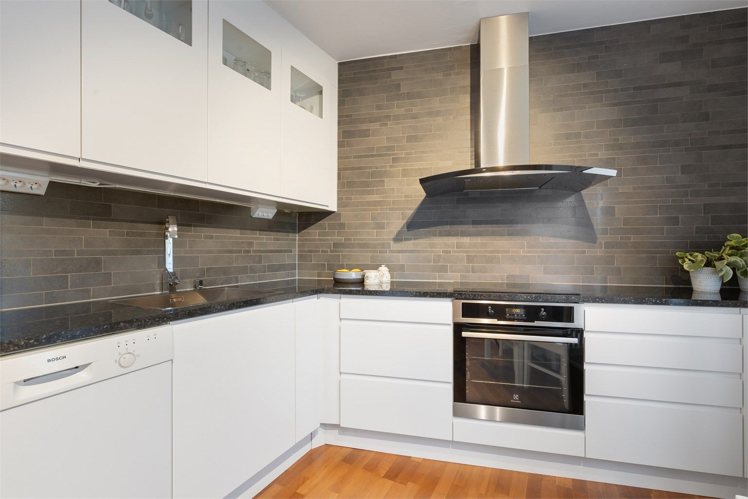 Kjøkkenet er utstyrt med integrert induksjonstopp og stekeovn, samt ventilator med kullfilter.