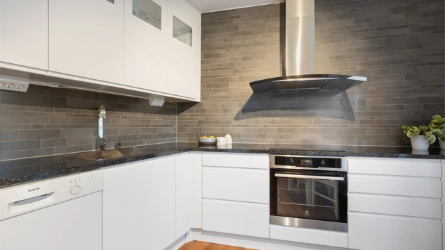 Kjøkkenet er utstyrt med integrert induksjonstopp og stekeovn, samt ventilator med kullfilter.