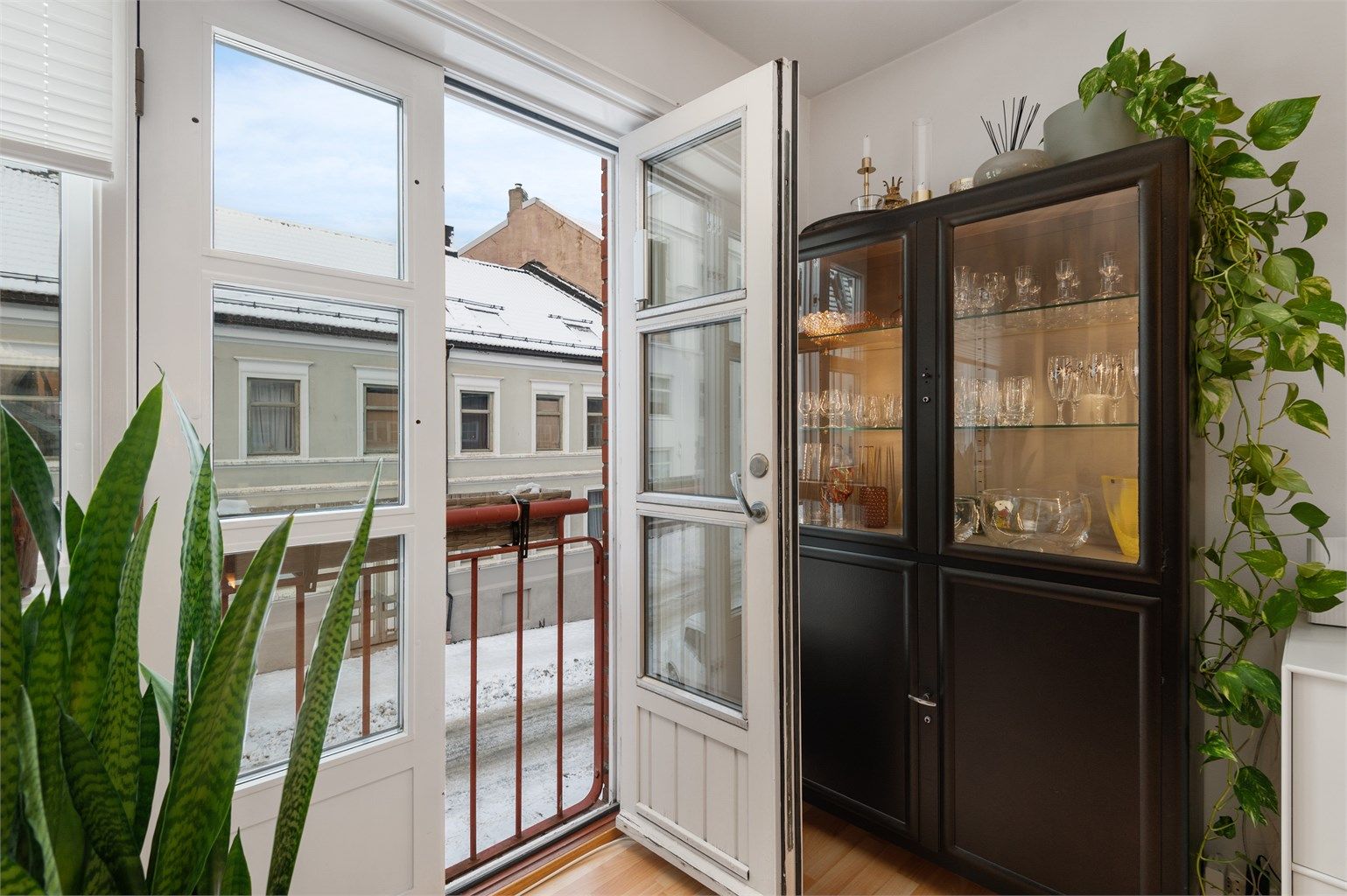 Fransk balkong ut mot gata. 