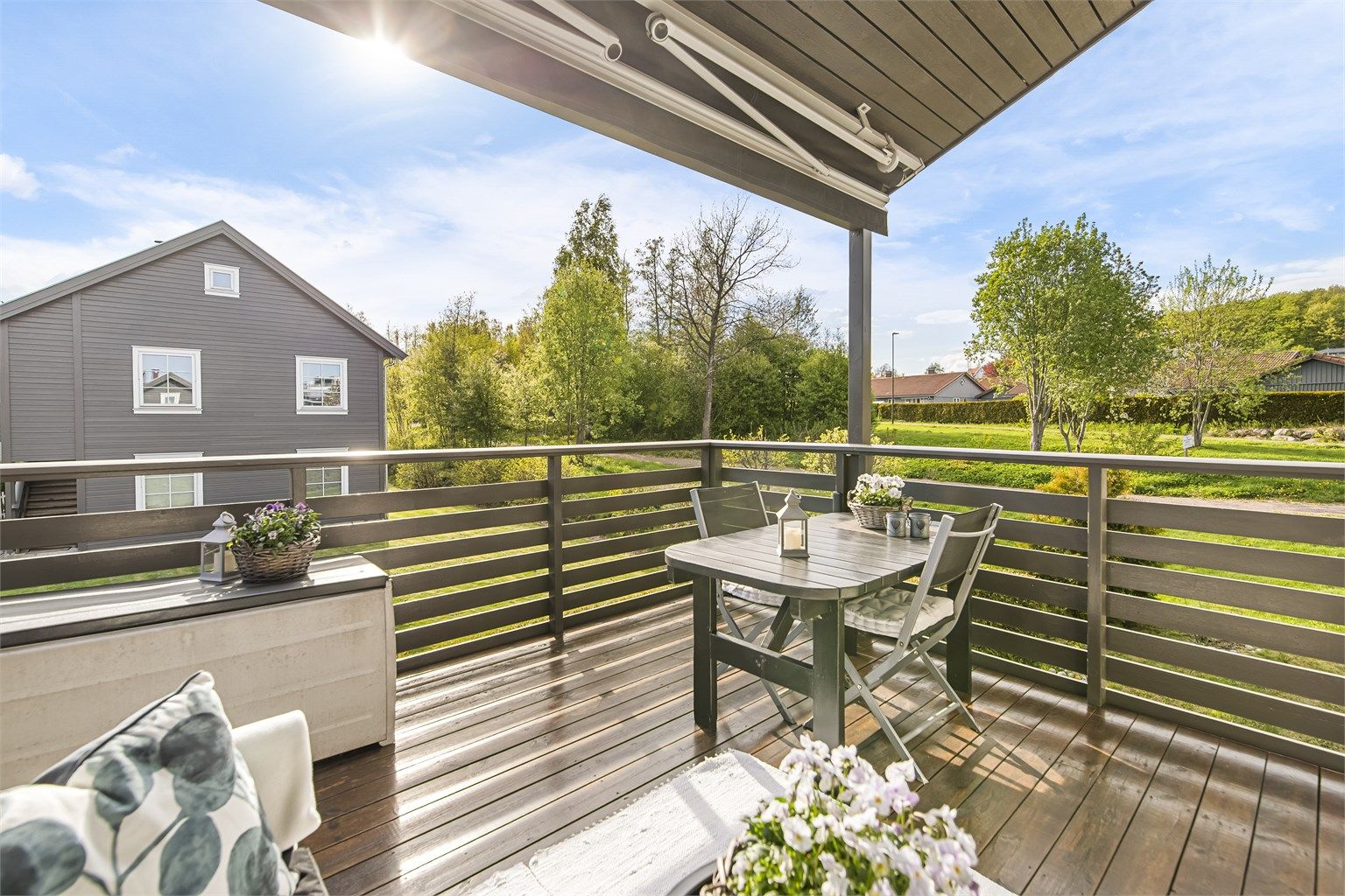 Den romslige terrassen byr på gode solforhold og hyggelige uteområder – perfekt for rolige morgener, sosiale sammenkomster eller lange sommerkvelder