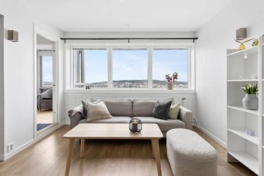 Velkommen til Løvenstadtorget 17 - En lys 1-roms leilighet med fantastisk utsikt, parkeringsplass og en innglasset balkong. 