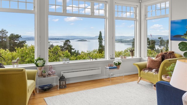 Store vinduer slipper inn rikelig med dagslys, samtidig som de fremhever den flotte utsikten