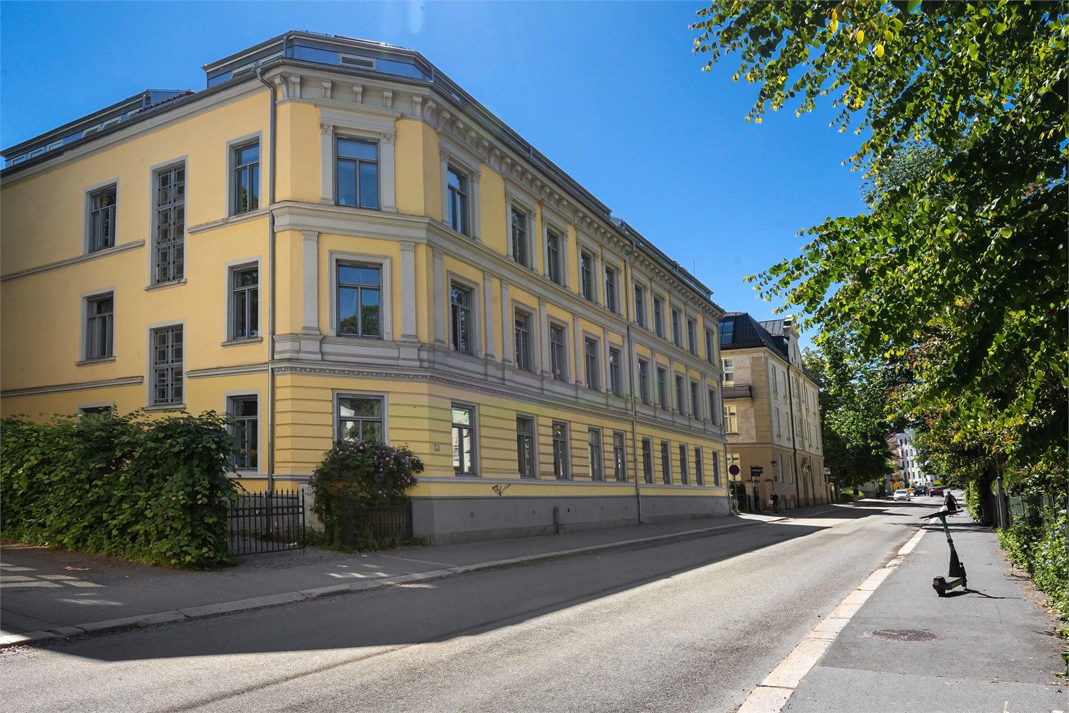 Herfra er det gangavstand til alt av servicetilbud, parker som Slottsparken og Frognerparken, samt kollektivknutepunkt.