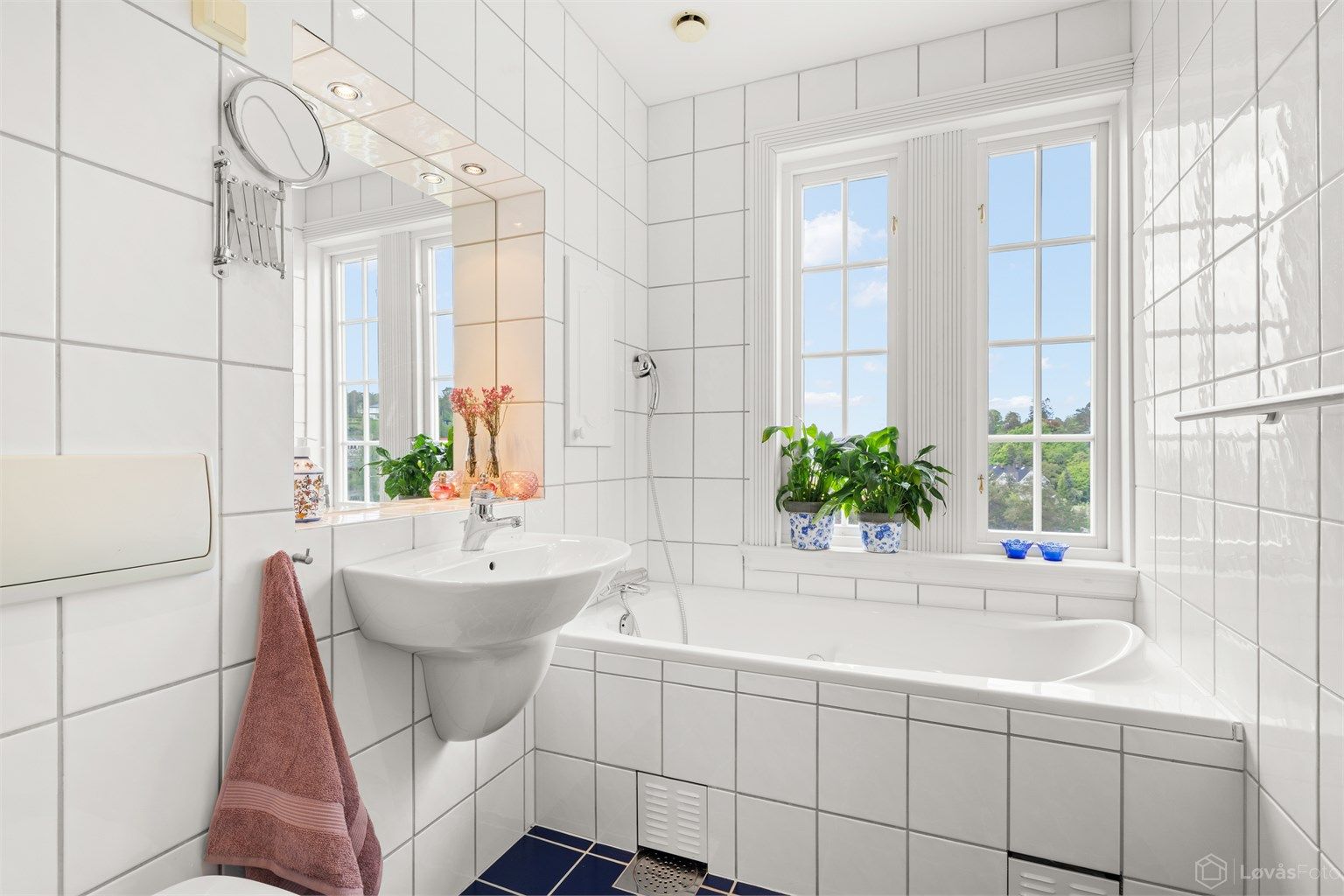 Bad 1 er fra 1996 og er flislagt med varmekabler i gulvet. Downlights i himling. Badet er innredet med bl.a. innmurt boblebadekar og vegghengt toalett