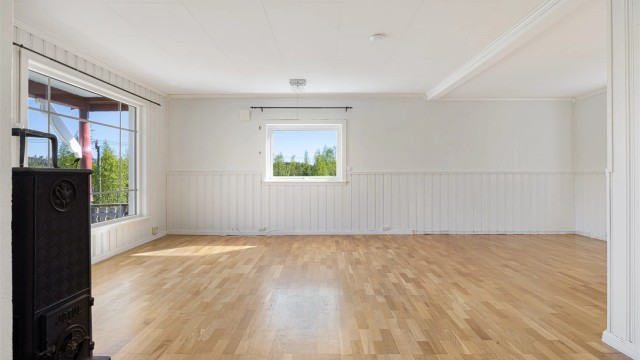 Den romslige stuen gir fleksibilitet for møblering av både sittegruppe og spiseplass.