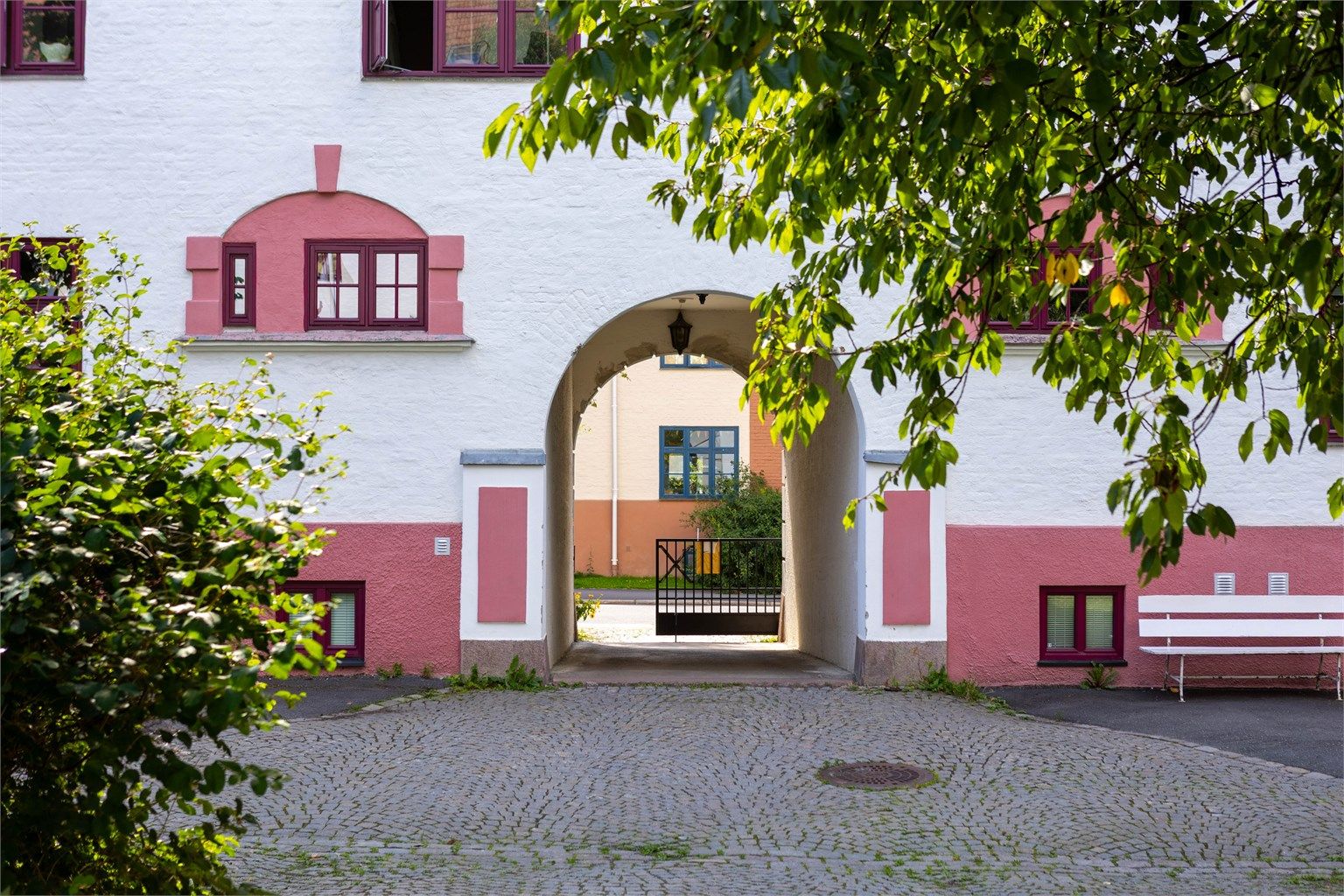En arkitektur preget av klassiske detaljer og en gjennomført byplan.