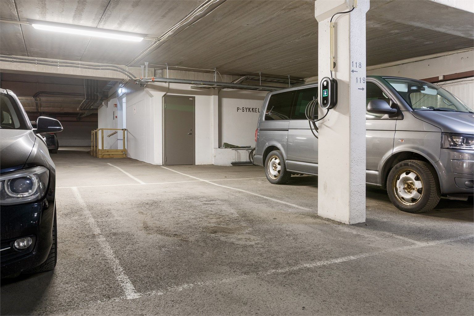 Garasjeplass nr. 118 med elbil-lader - i tillegg rikelig med gjesteparkeringsplasser 