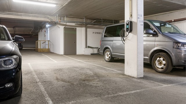 Garasjeplass nr. 118 med elbil-lader - i tillegg rikelig med gjesteparkeringsplasser