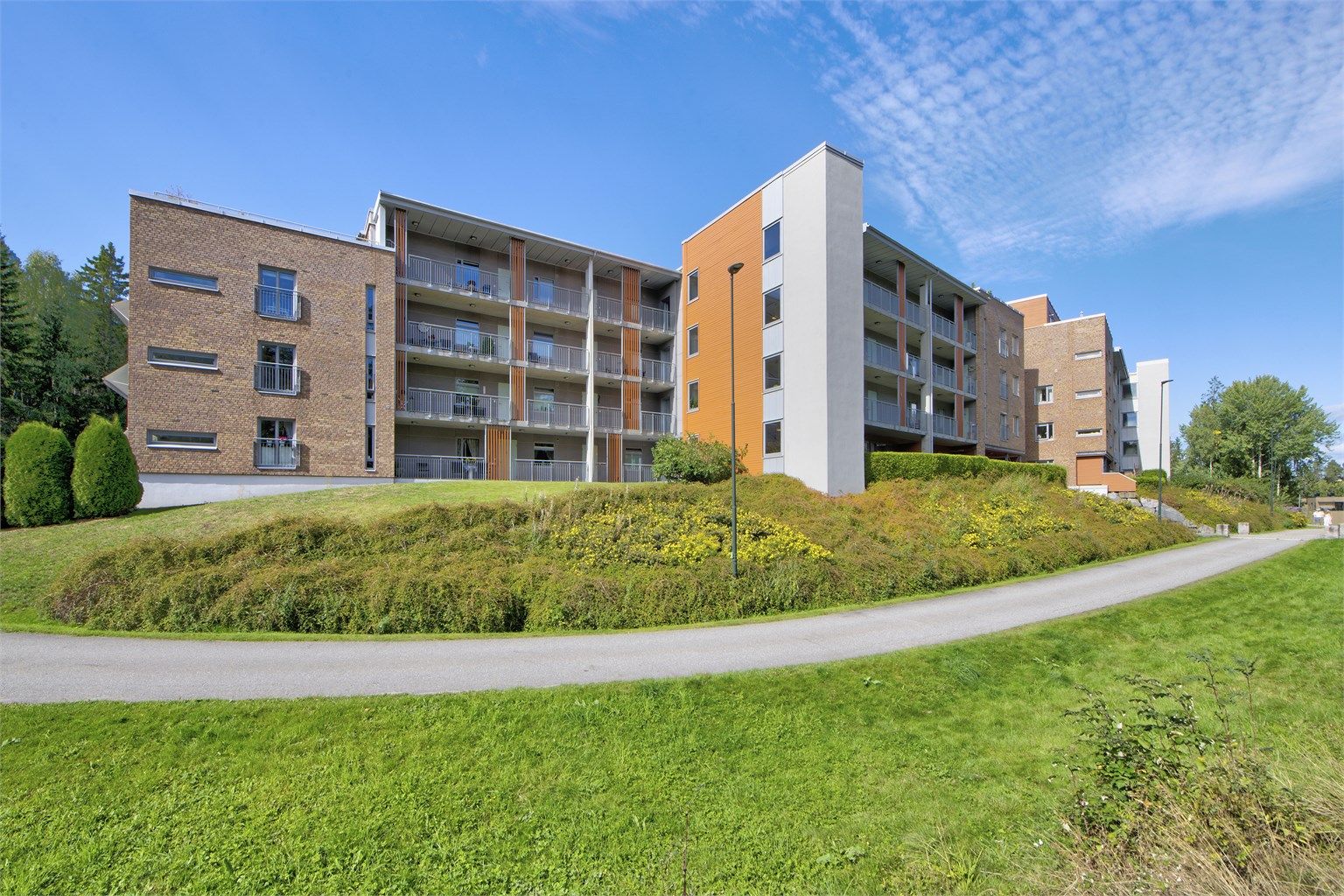 Fasade ved blokkens inngangsparti - fra denne "siden" av blokken er det fin gangavstand til blant annet Kolbotn sentrum via Kantorveien