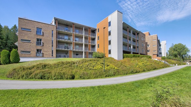 Fasade ved blokkens inngangsparti - fra denne "siden" av blokken er det fin gangavstand til blant annet Kolbotn sentrum via Kantorveien