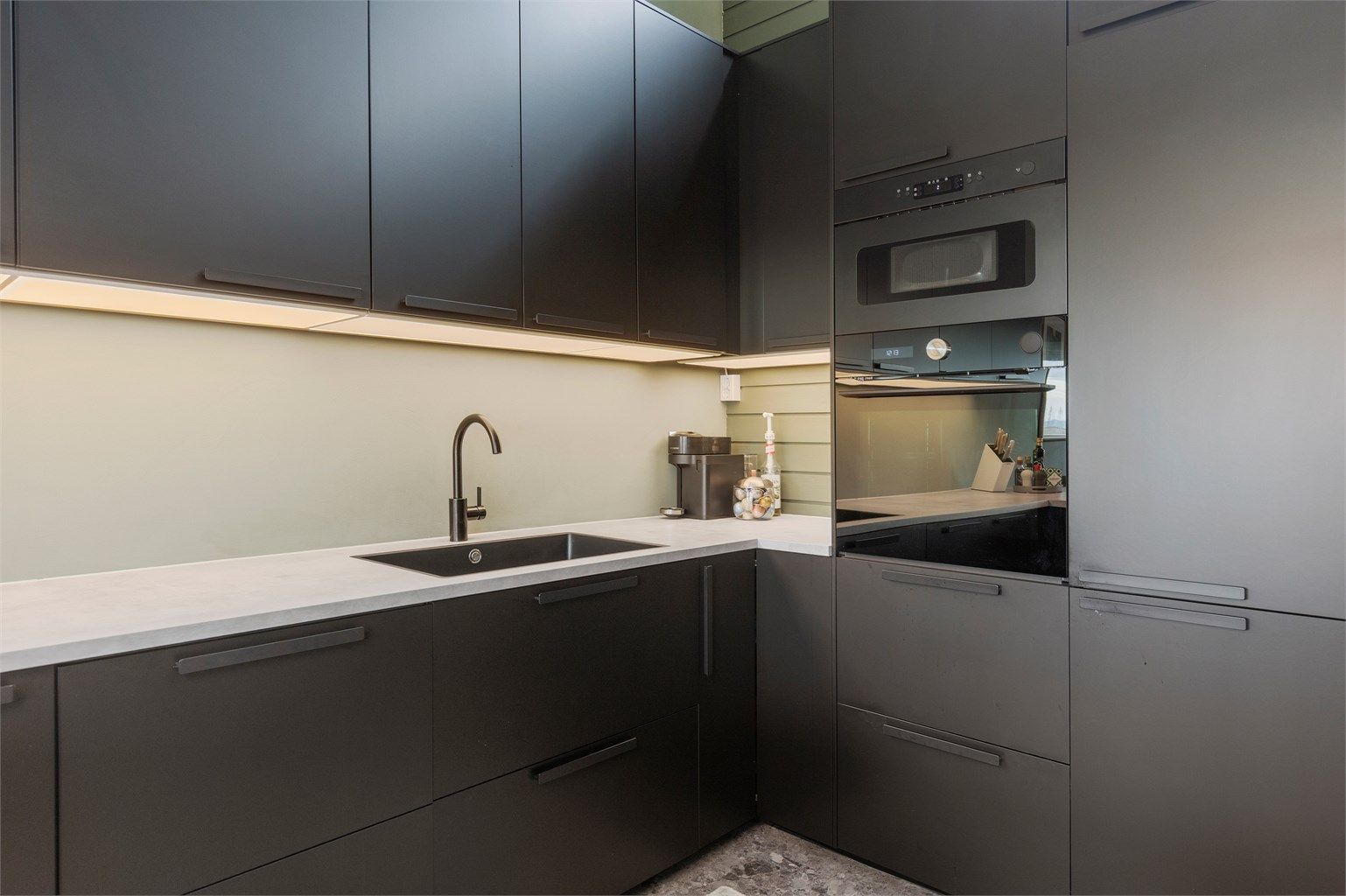 Kjøkkenet har rikelig med skap- og benkeplass å boltre seg på! Praktisk barløsning gir plass til fire til bords. 